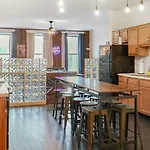 Downtown Loft Sleeps 6 - Pool Table Shuffleboard