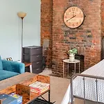 Downtown Loft Sleeps 6 - Pool Table Shuffleboard