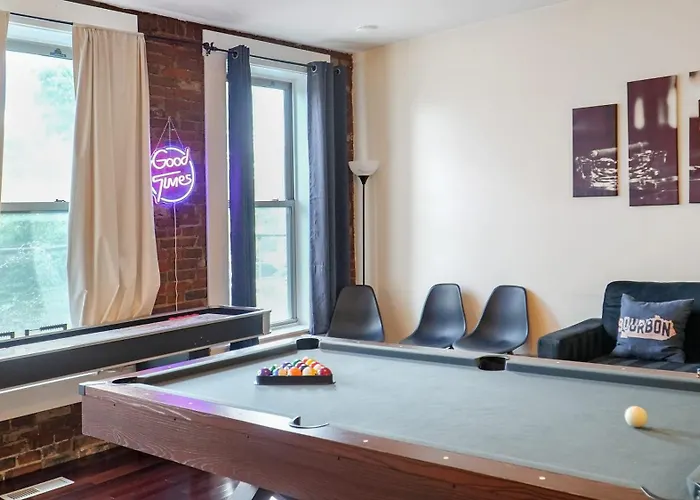 Downtown Loft Sleeps 6 - Pool Table Shuffleboard