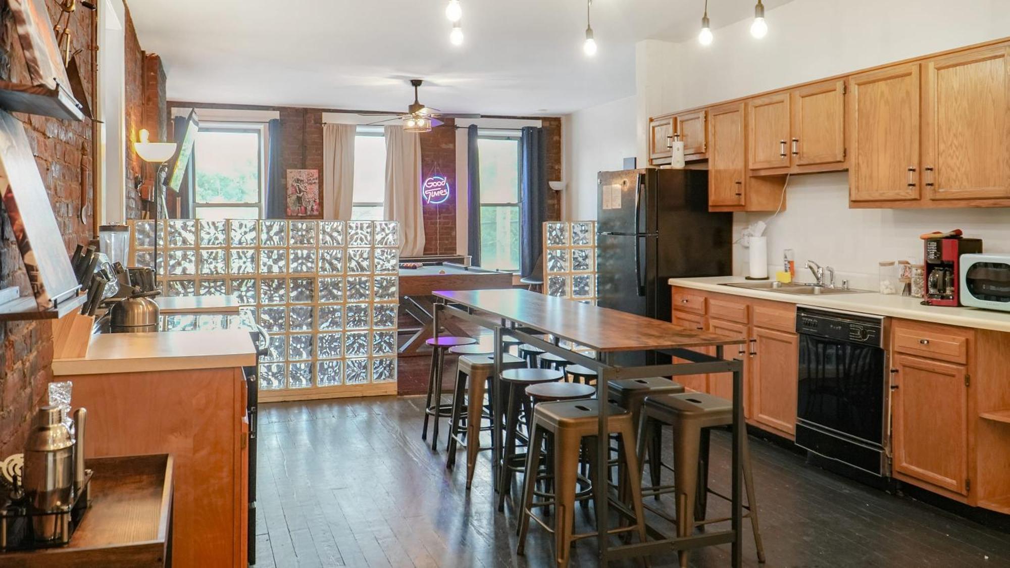 Downtown Loft Sleeps 6 - Pool Table Shuffleboard Holiday home