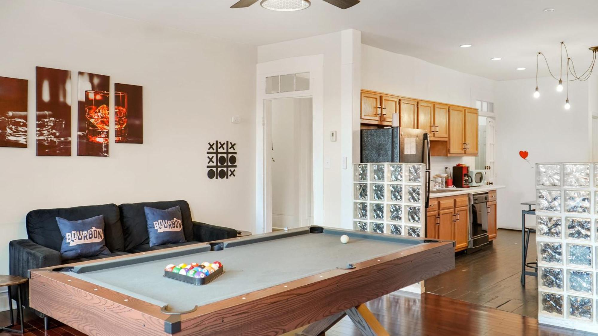 Downtown Loft Sleeps 6 - Pool Table Shuffleboard *