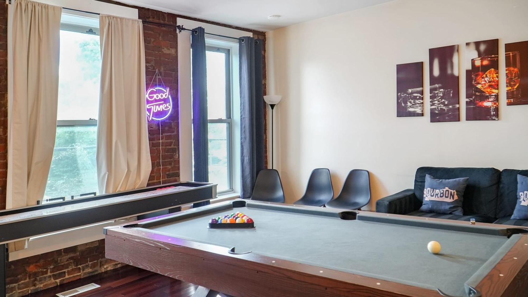 Downtown Loft Sleeps 6 - Pool Table Shuffleboard Holiday home Louisville