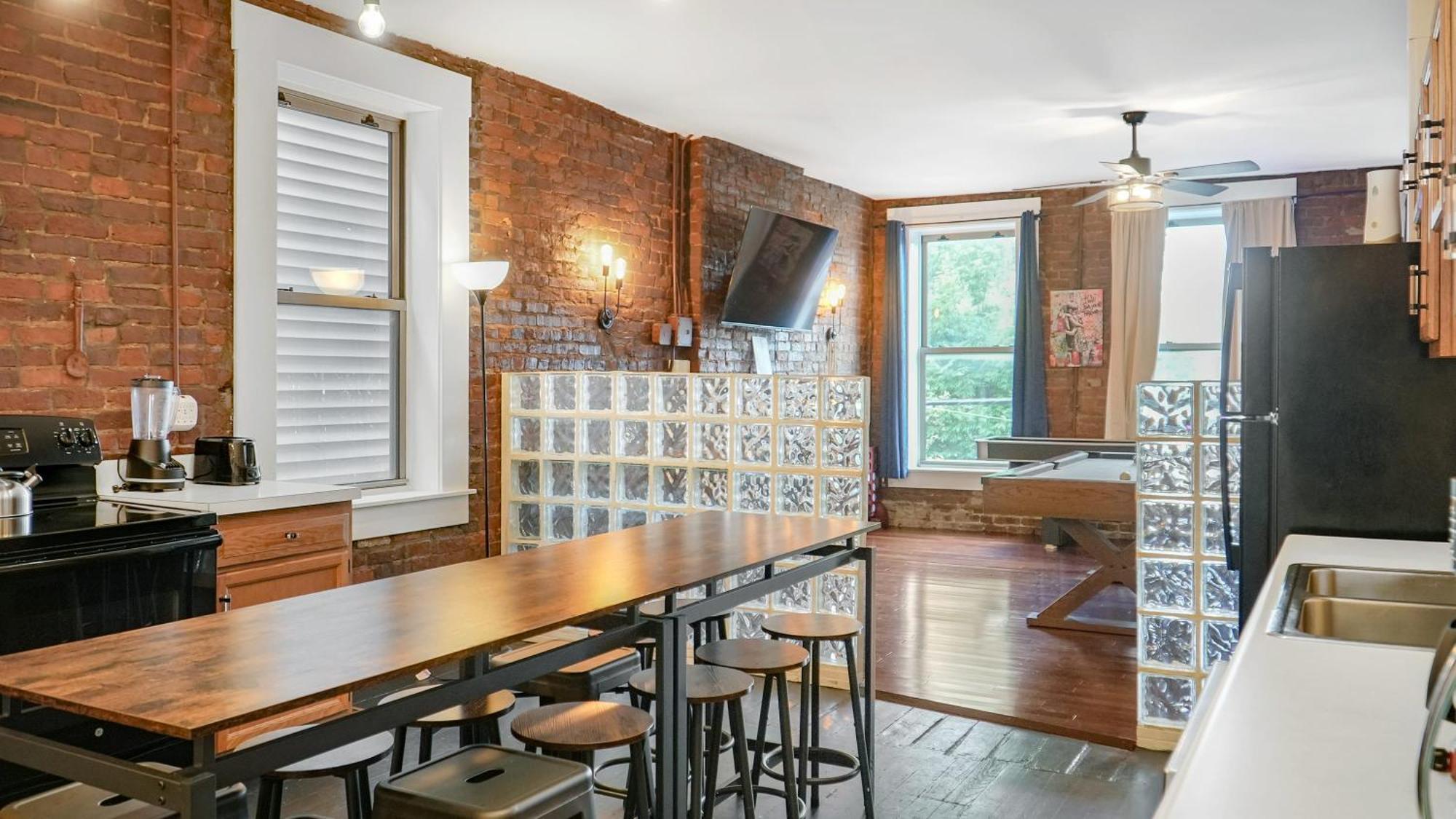 Downtown Loft Sleeps 6 - Pool Table Shuffleboard * Louisville