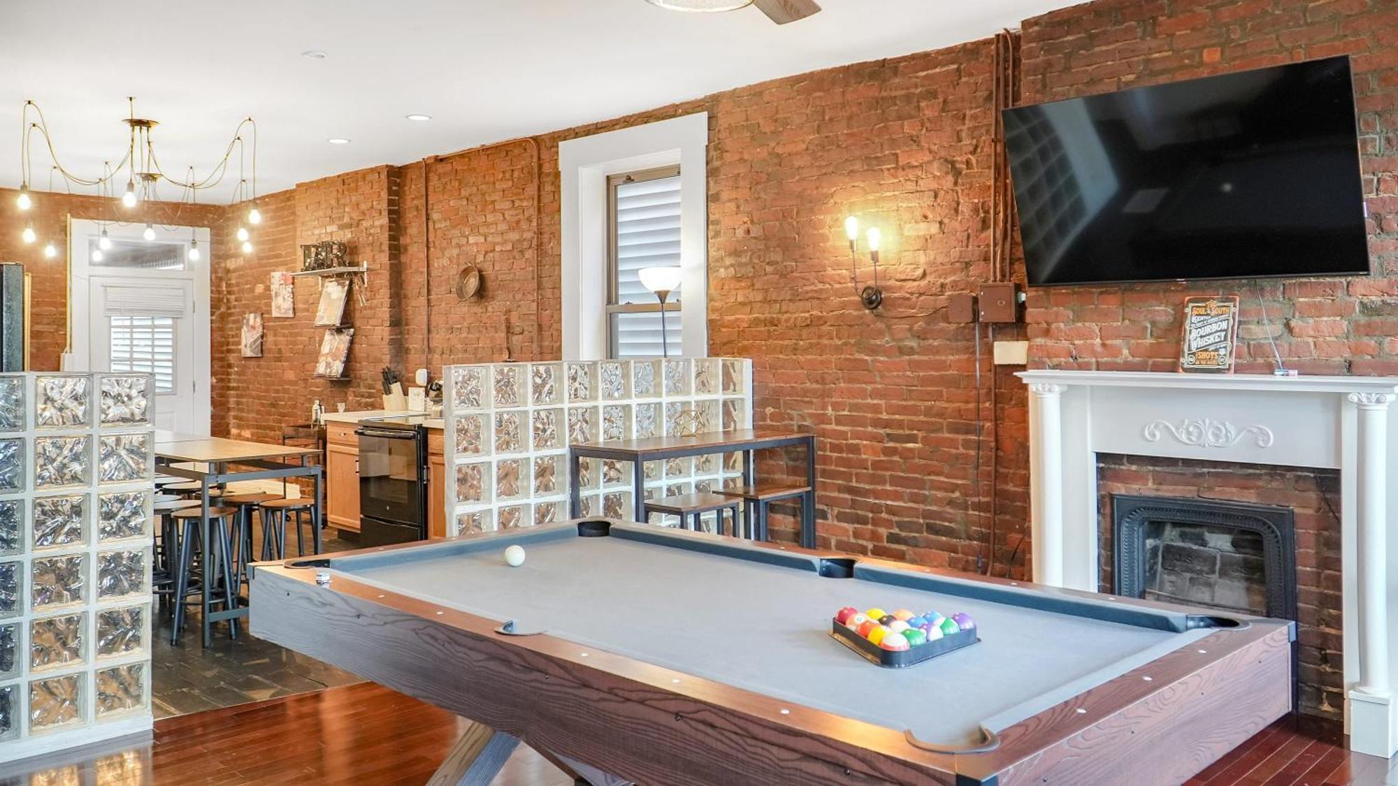 Downtown Loft Sleeps 6 - Pool Table Shuffleboard Louisville