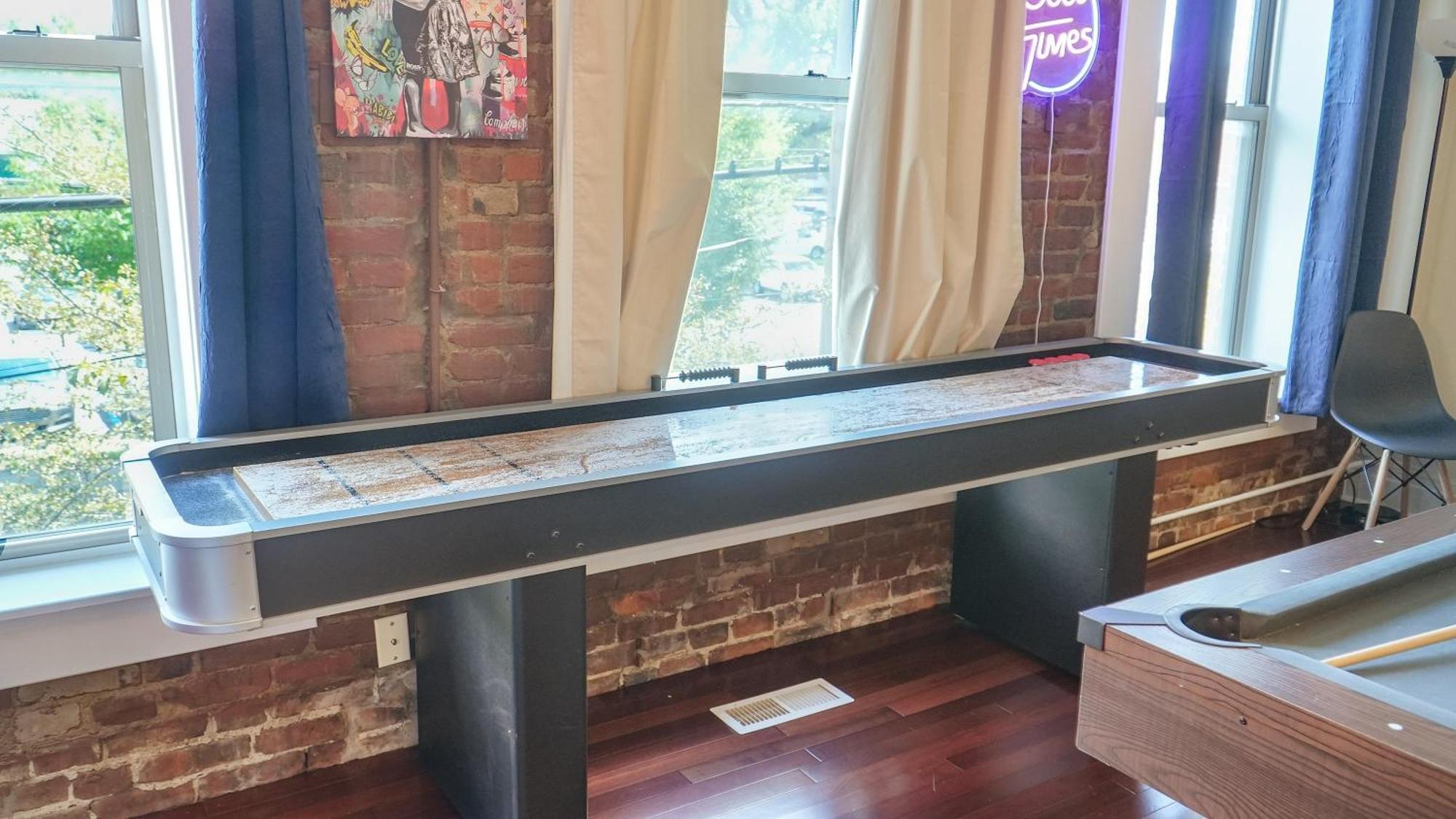 Downtown Loft Sleeps 6 - Pool Table Shuffleboard Holiday home