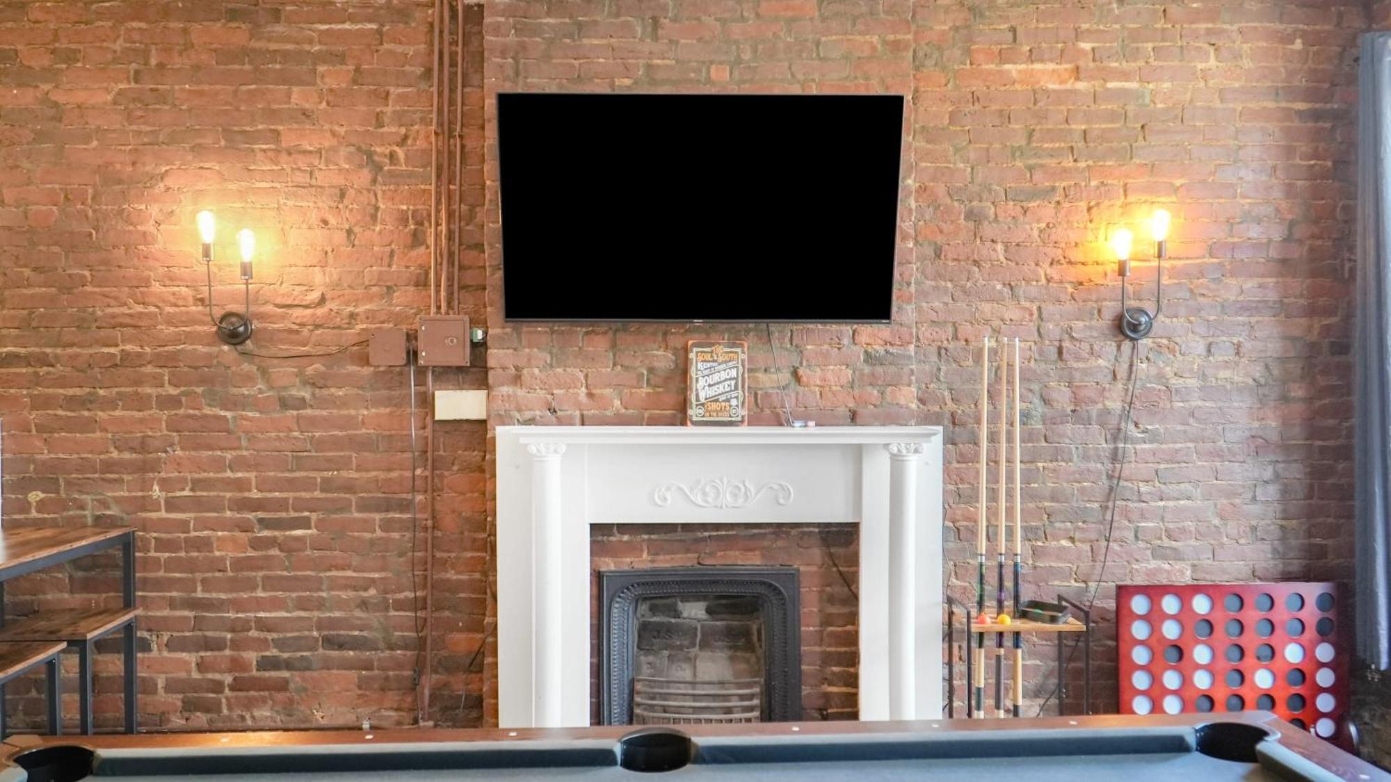 Downtown Loft Sleeps 6 - Pool Table Shuffleboard Holiday home Louisville