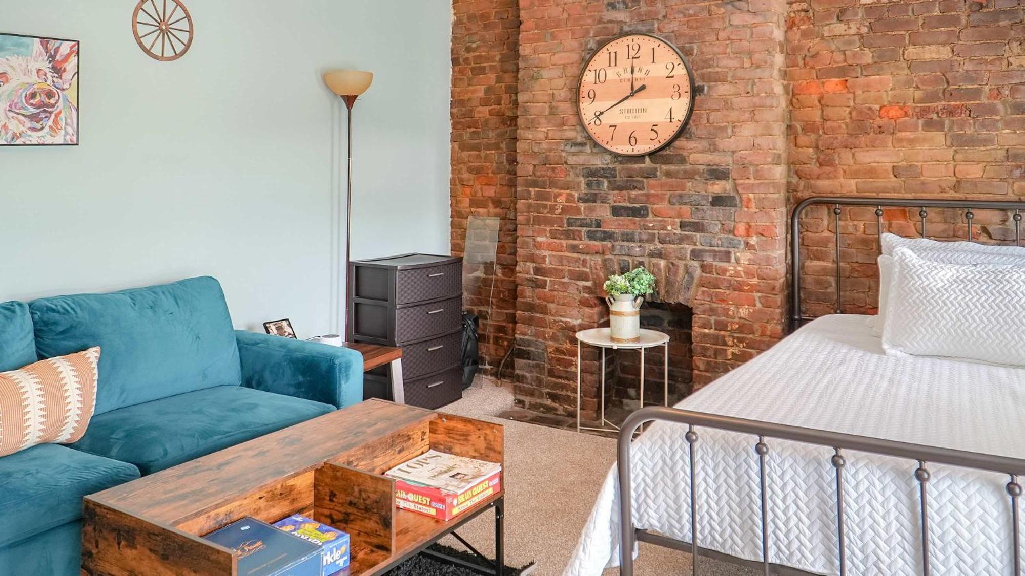 Downtown Loft Sleeps 6 - Pool Table Shuffleboard Holiday home