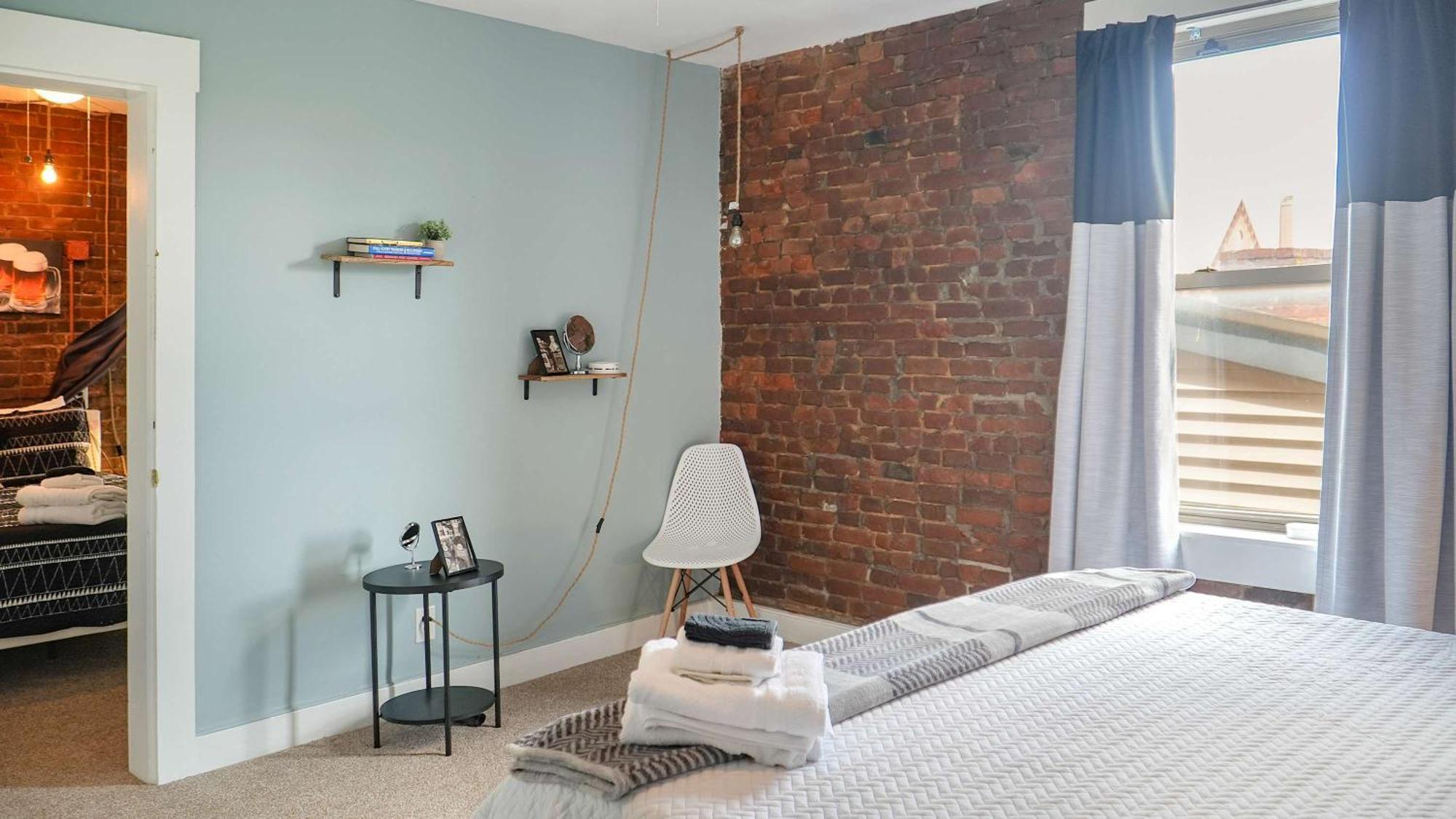 Downtown Loft Sleeps 6 - Pool Table Shuffleboard Holiday home *